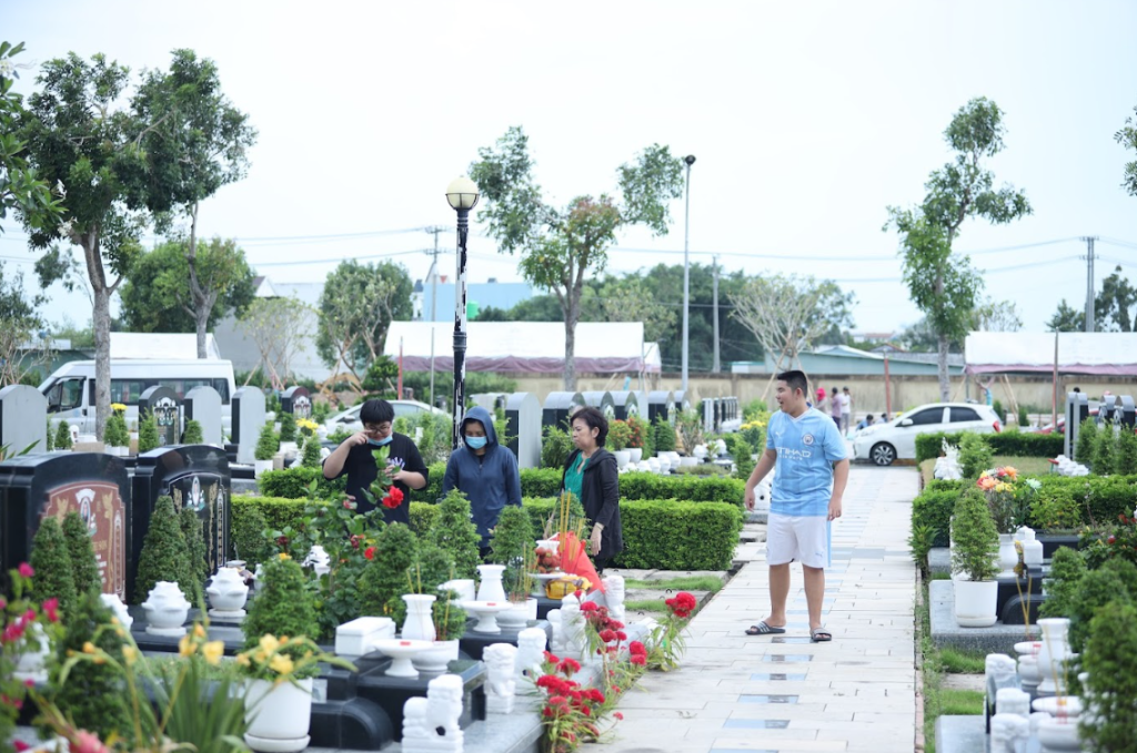 Trong văn hóa tâm linh của người Việt, việc chọn đất chôn cất cho người đã khuất luôn là một trong những quyết định quan trọng nhất của gia đình.
