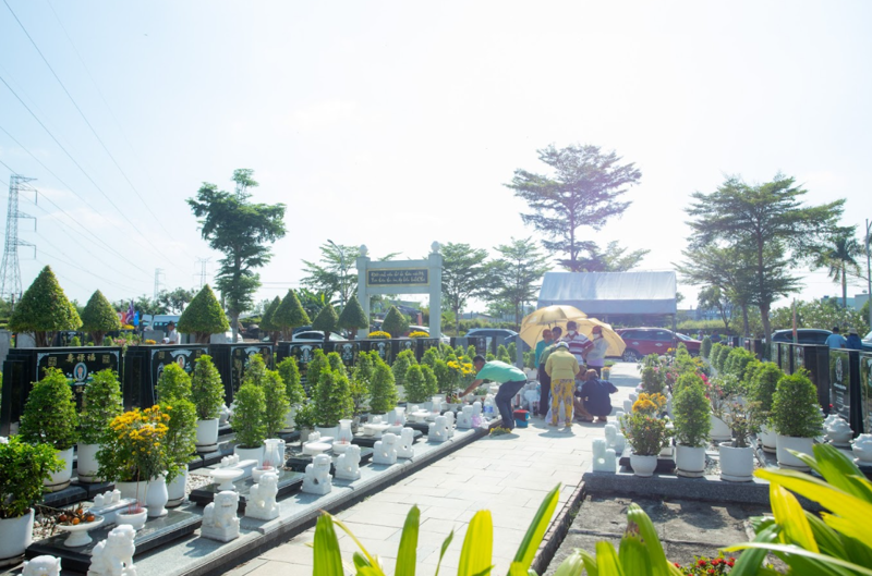 Công viên được bao bọc bởi hệ thống sông nước uốn quanh
