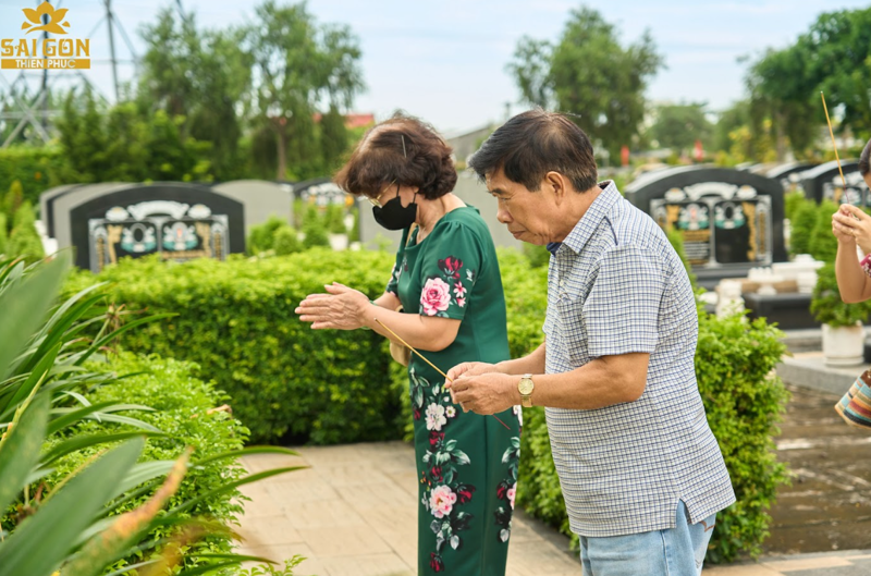 Viếng mộ ở Công viên nghĩa trang Sài Gòn Thiên Phúc
