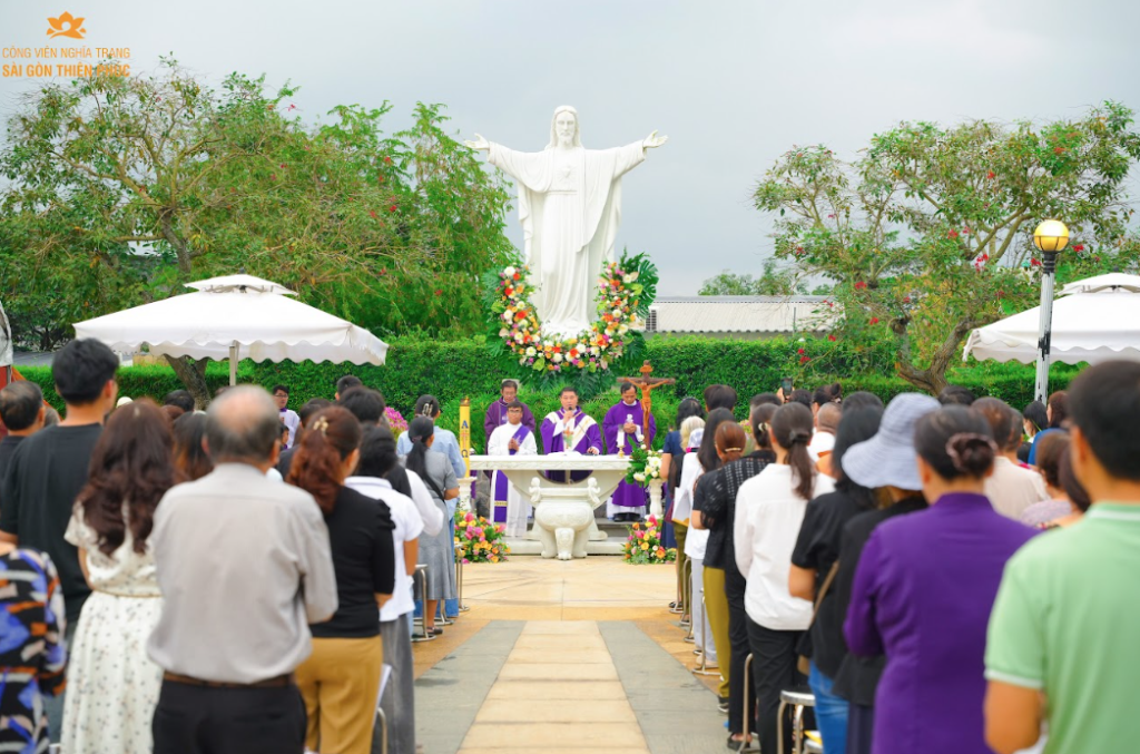 Công giáo lại hướng về các đẳng linh hồn với lòng tri ân sâu sắc và những lời cầu nguyện tha thiết.