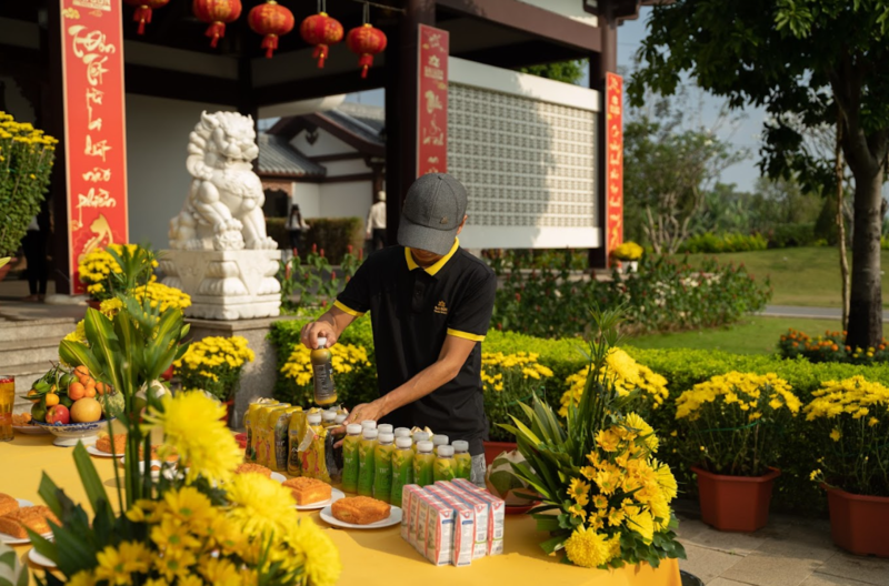 Đội ngũ nhân viên chăm sóc mộ phần của SGTP luôn túc trực giúp chuẩn bị lễ cúng tươm tất
Trong khuôn khổ Lễ cúng tảo mộ tháng Chạp, Công viên Nghĩa trang Sài Gòn Thiên Phúc tổ chức các nghi lễ và hoạt động tưởng niệm một cách chu đáo, kỹ lưỡng từ không gian bày trí đến công tác phục vụ.