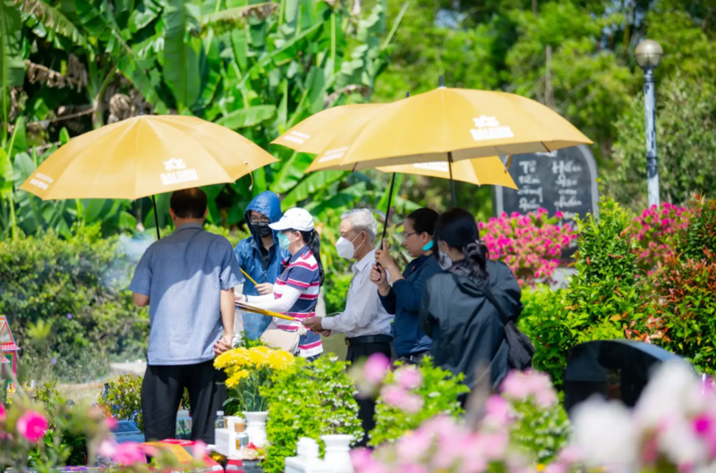 Thân nhân đến thăm viếng, thắp nhang làm ấm mộ phần