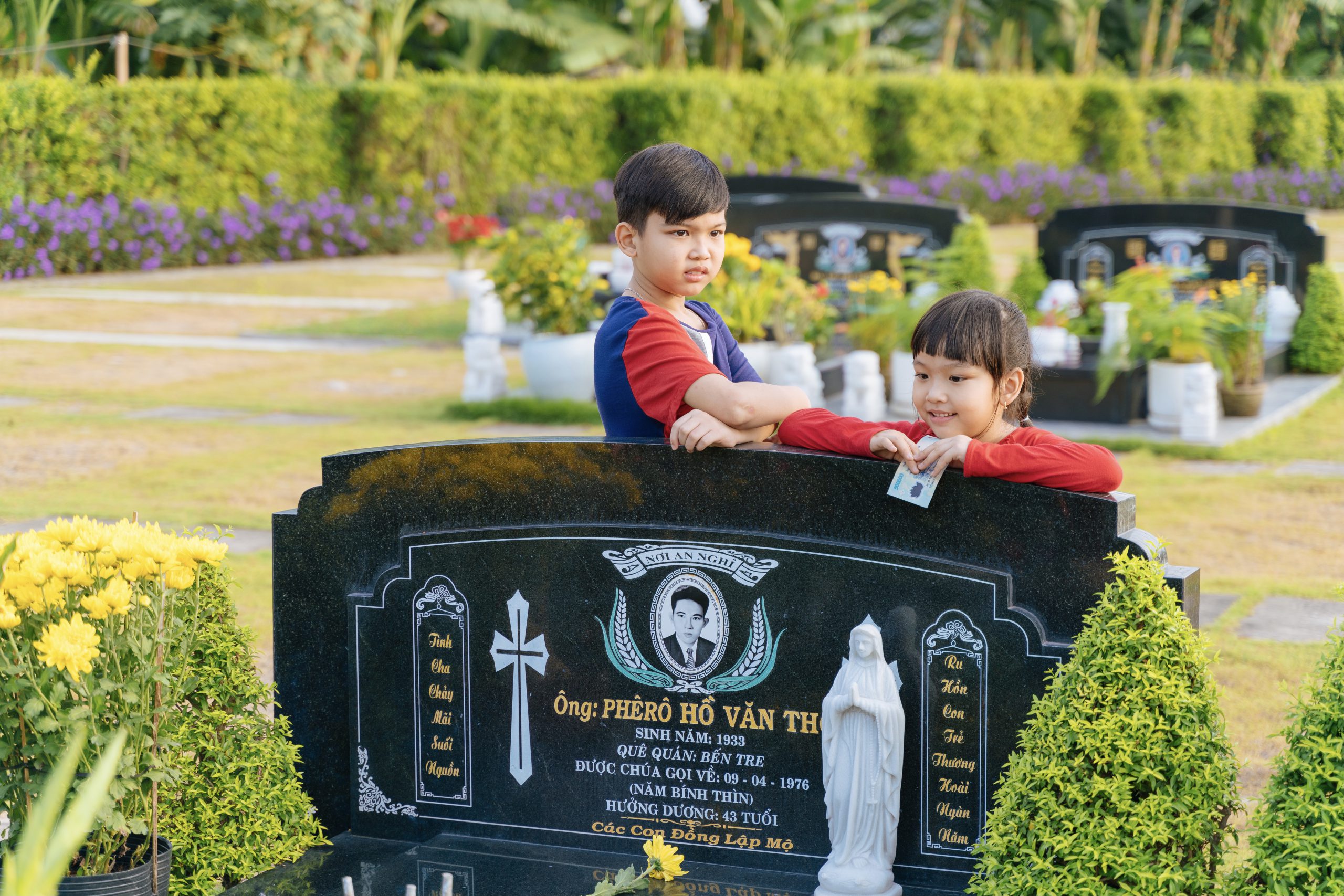 Viếng người thân, viếng nghĩa trang vào Thánh Lễ Cầu cho các Đẳng Linh Hồn