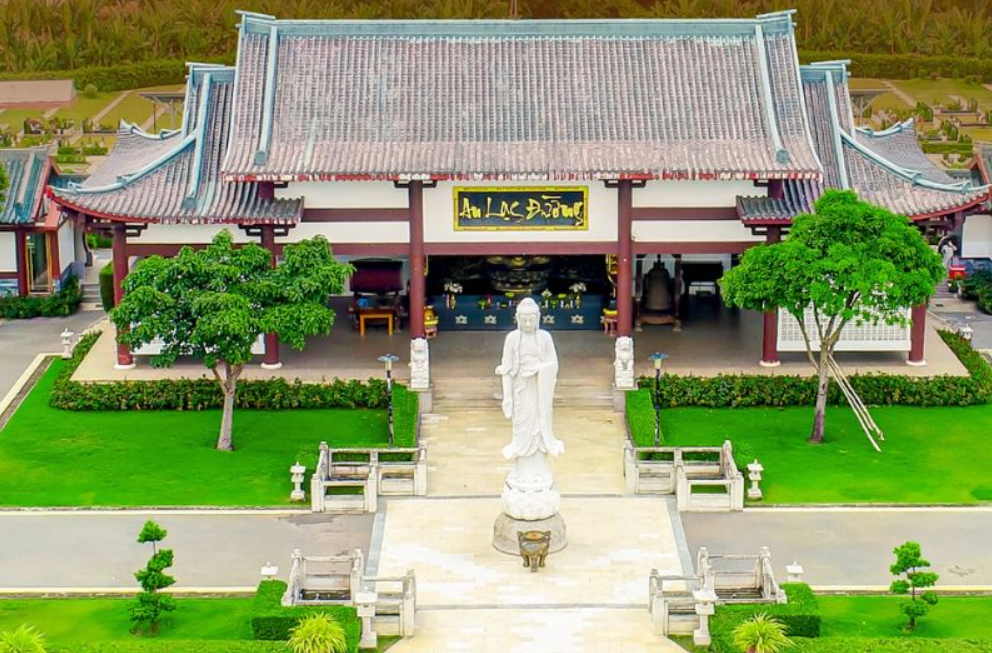Công viên nghĩa trang cao cấp Sài Gòn Thiên Phúc ra đời với mong muốn mang đến một không gian an nghỉ yên bình, chỉn chu và bền vững cho người đã khuất, đồng thời giúp con cháu có nơi để trở về, hương khói và tưởng nhớ mỗi khi cần.