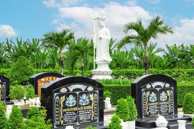 Sài Gòn Thiên Phúc được xây dựng theo mô hình công viên nghĩa trang hiện đại, kết hợp hài hòa giữa yếu tố tâm linh, cảnh quan xanh và dịch vụ chăm sóc chu đáo.