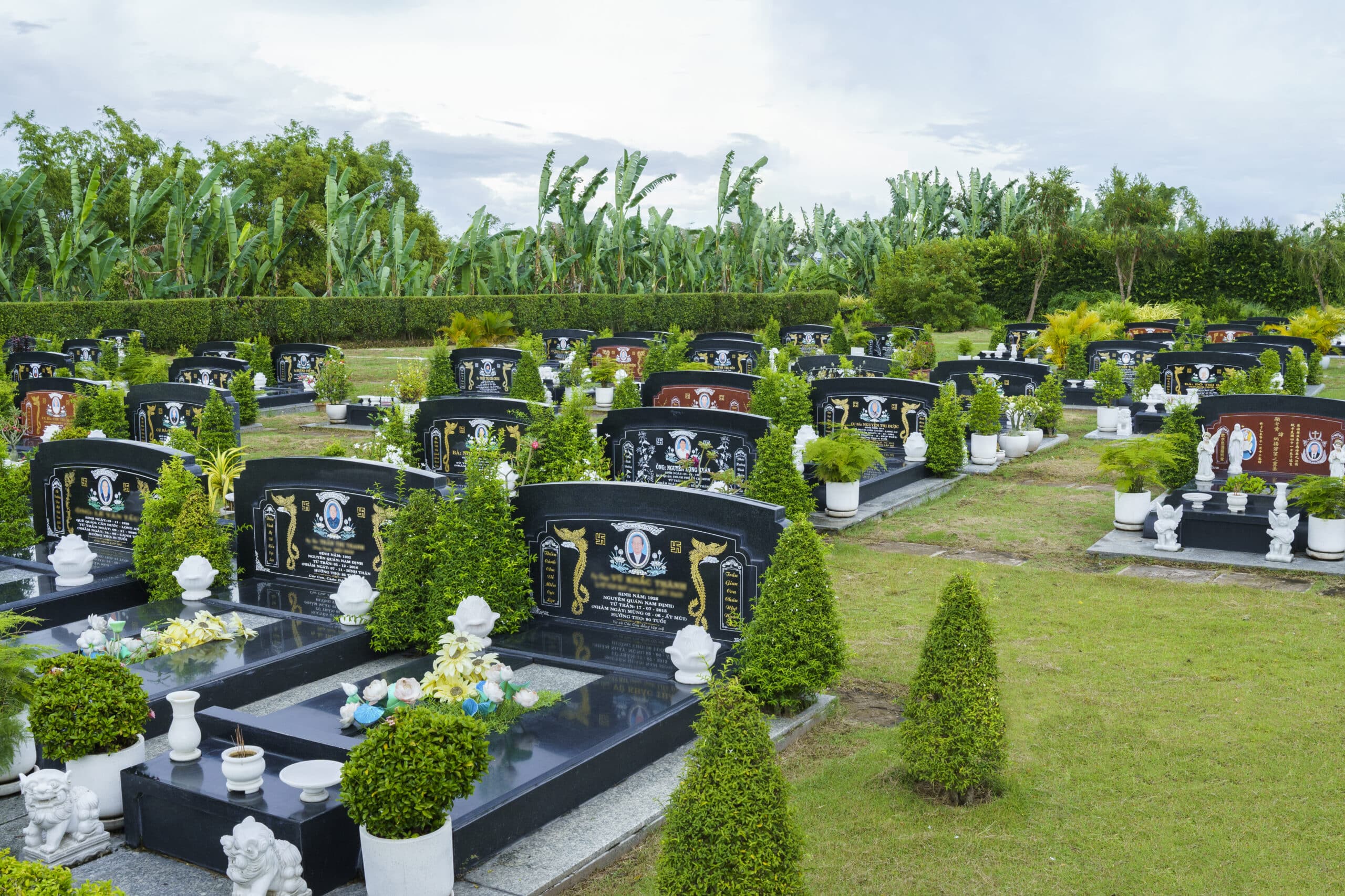 Những mẫu mộ đôi tại khuôn viên Sài Gòn Thiên Phúc