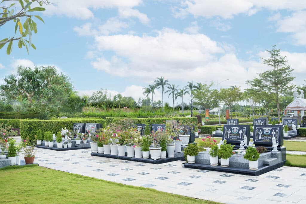 Mộ phần được trưng bày trang nghiêm và sang trọng