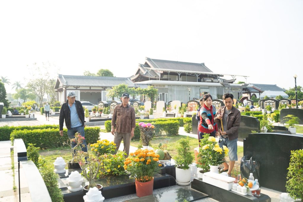 Không khí các gia đình đi tảo mộ cuối năm tại Sài Gòn Thiên Phúc