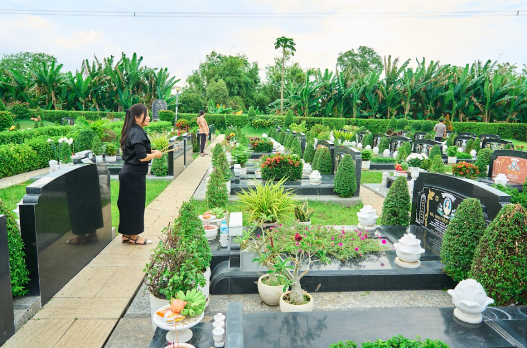 Viếng mộ cha mẹ mùa Vu Lan