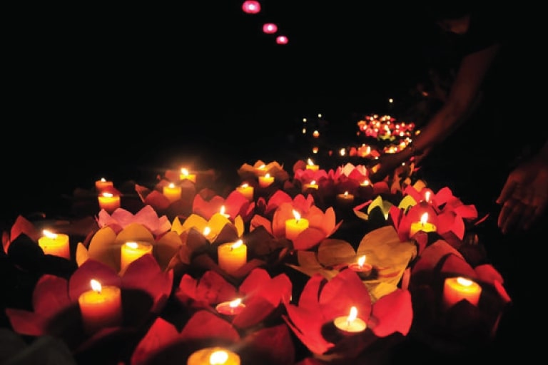 Hoạt động thả đèn hoa đăng vào ngày lễ Vu Lan tại Việt Nam 