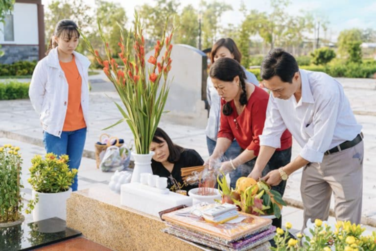 Gia đình thăm viếng người thân đã khuất tại Công Viên Nghĩa Trang Sài Gòn Thiên Phúc