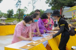 Các gia đình thân nhân tham gia viết Phong vị tại Đại lễ Vu lan Báo hiếu
