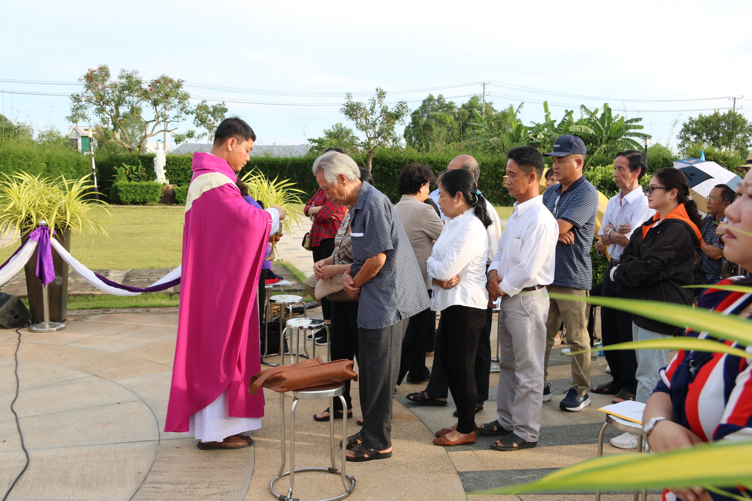 Gia đình các Giáo dân cùng nhau dâng Lễ tại khu Đất Thánh Đại Phúc
