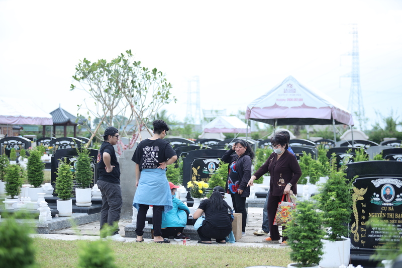 Tiết Thanh Minh là thời điểm để gia đình tìm hiểu về đất nghĩa trang